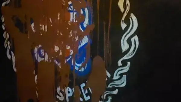 Branitelji i Armada obnovili mural HOS-a u Rijeci, a sada su ga aktivisti polili crvenom bojom: Je li to način poštovanja hrvatskih branitelja?