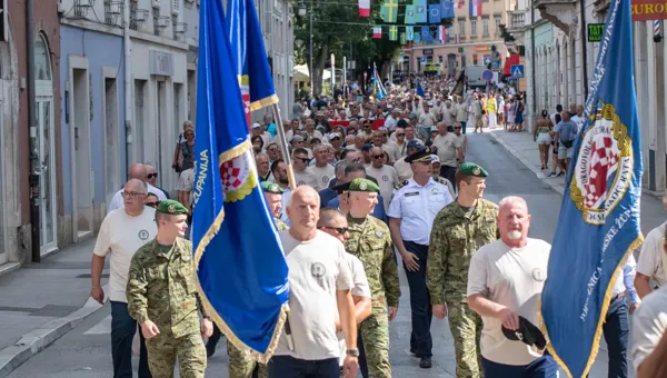 Istarski dragovoljci pokazali plakete pronađene na otpadu: Od Grada Pule traže odgovor tko ih je uklonio
