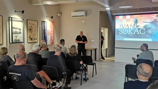 „Život za Hrvatsku“: U Belici prikazan film o pukovniku Ivanu Sokaču, ratnom zapovjedniku 104. brigade