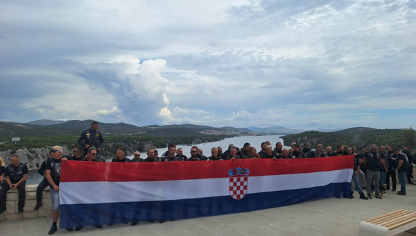 U čast braniteljima Rujanskog rata: Šibenik preplavili motori, oldtimeri i Vespe