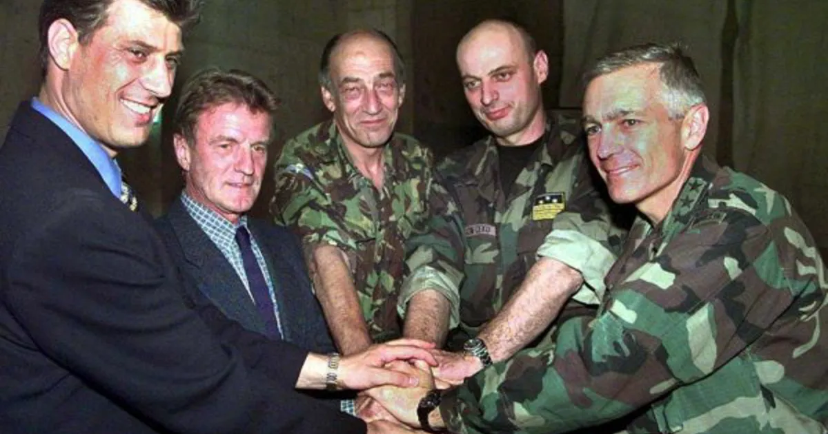 Thaci s američkim generalom Wesleyjem Clarkom i kosovskim zapovjednicima