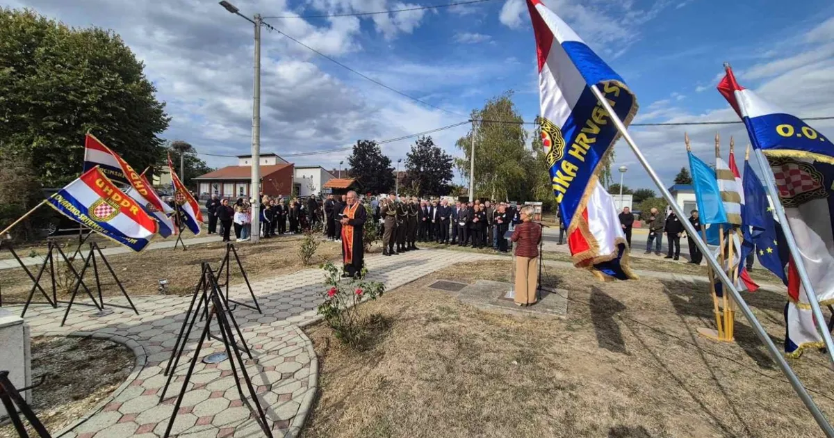Tragedija u Mikluševcima svjedoči o okrutnom planu progona u Domovinskom ratu. Otkrijte priču o herojstvu branitelja i sjećanju na nevine civilne žrtve.