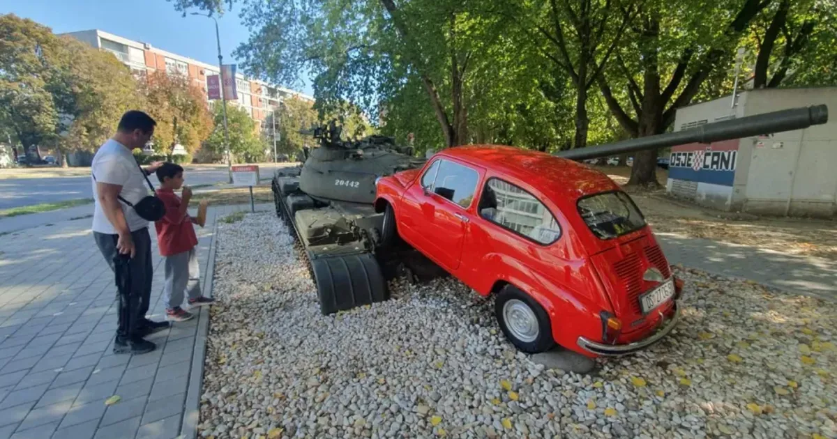 Crveni Fićo gazi tenk