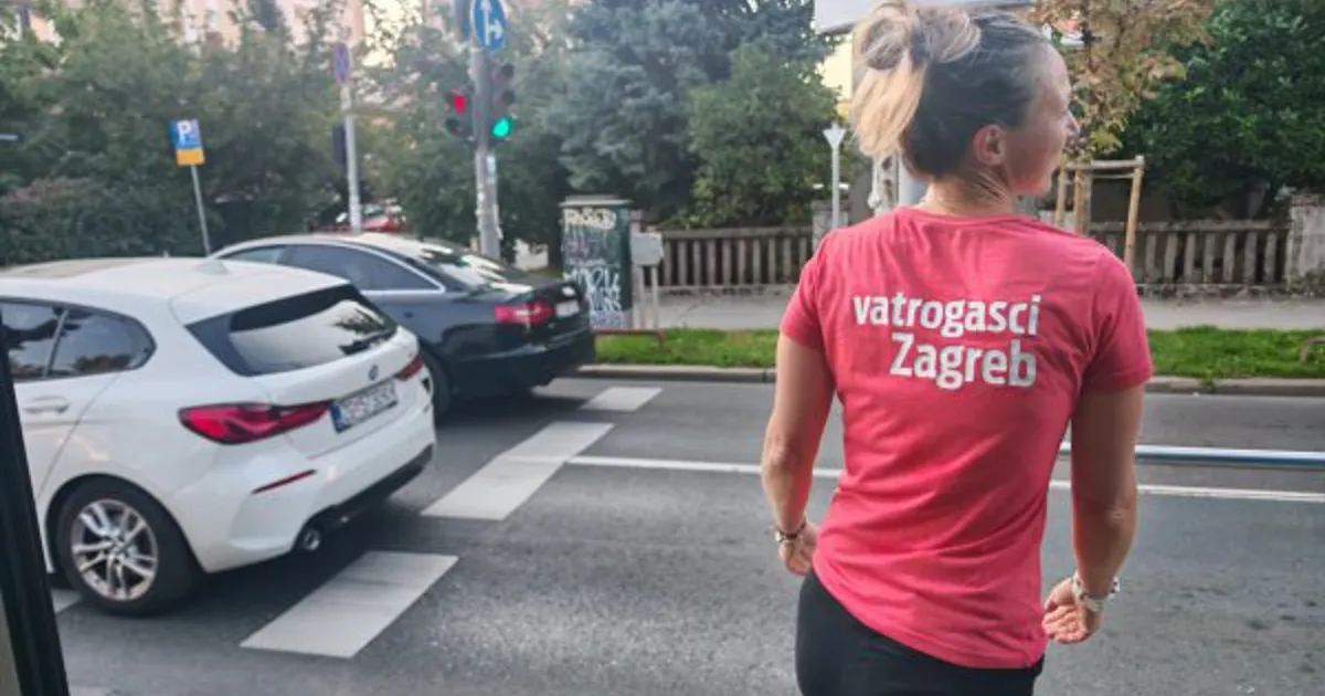 Vatrogaskinja je vozačici tramvaja poklonila cvijeće