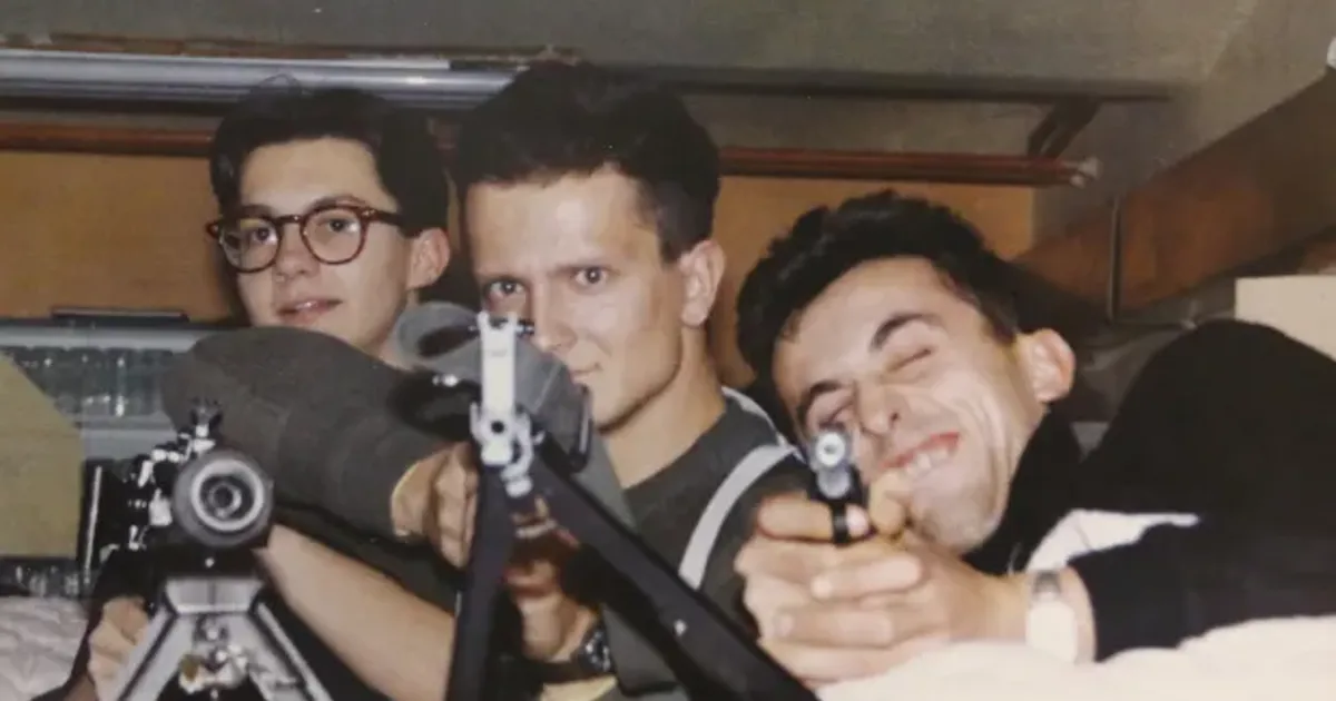 Milan Bugarić u ratnim danima na fotografiji u sredini